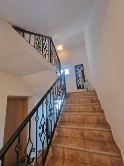 Predaj viacgeneračného domu s veľkým pozemkom v centre obce  - 18