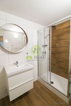 Pekný 7-izbový kompletne zariadený rodinný dom s garážou s v - 18