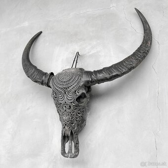 Obrovská šedá vyrezávaná lebka Vodného Bývola - motív Badong - 18