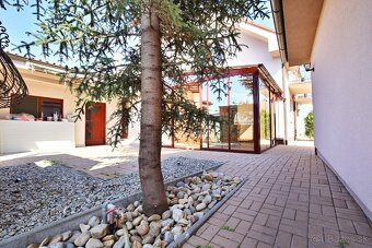 Dvojgeneračný rodinný dom v centre Malinova - 18