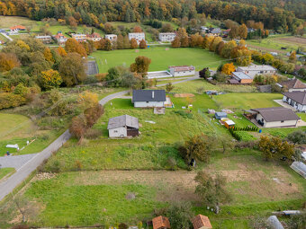 Exkluzívne iba u nás na predaj stavebný pozemok 1251m2 , Bre - 18