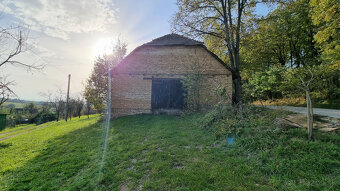 NA POLOSAMOTE RODINNÝ DOM, STODOLA a POZEMOK 4273 m2 PRIETRŽ - 18
