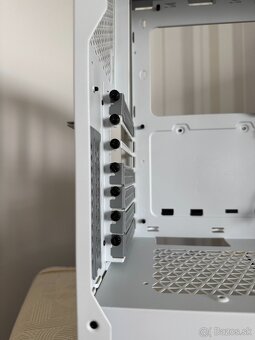 Predám PC skrinku Corsair iCUE 4000X RGB Biela - 18