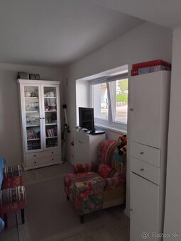 Zrekonštruovaný, zariadený rodinný dom s garážami vo Svodine - 18