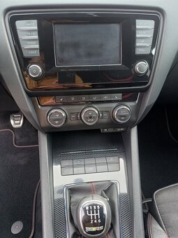 Škoda Octavia Combi 2.0TSI RS 220PS Manuál - 18
