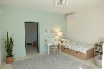 Zrekonštruovaný 4-izbový rodinný dom vo Veľkých Úľanoch - 18