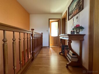 Dvojgeneračný rodinný dom kompletne zrekonštruovaný zariad. - 18