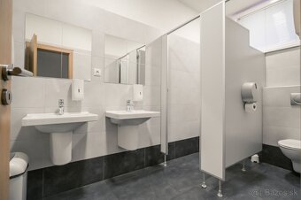 Reprezentatívna polyfunkčná budova so skladom a parkovaním v - 18