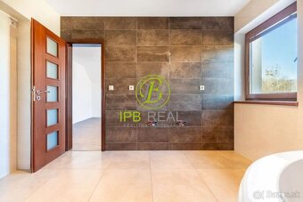 Priestranný rodinný dom s dvojgarážou v Malinove - 18