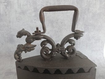 Velká stará atypická a málo běžná žehlička DRAK - 18