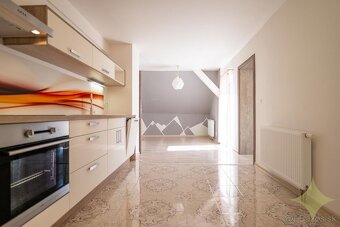 Exkluzívne na predaj krásny rodinný dom so 4mi apartmánmi s - 18