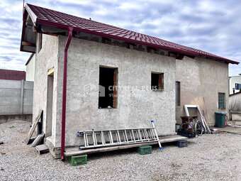 Ponúkame Vám na predaj rodinný dom s veľkým pozemkom v meste - 18