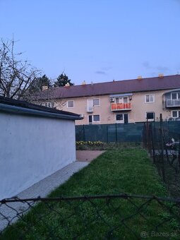 Priestranný zariadený byt so záhradou - 18