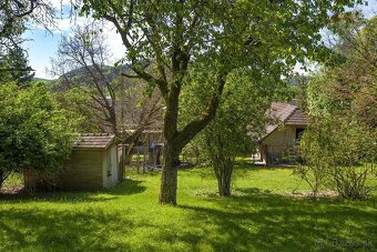 NA PREDAJ: Rodinný dom s veľkým pozemkom (6800 m2) a nádhern - 18