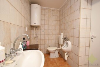 Čiastočne zrekonštruovaný rodinný dom s letnou kuchyňou a pi - 18