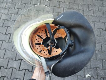 Stará německá hasičská helma, svítí - 18