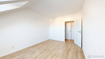 POLIANKY / Priestranný 3-izbový byt s loggiou a kuchynskou l - 18