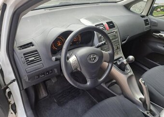 Toyota Auris 1,4 D4-D nafta manuál 66 kw - 18