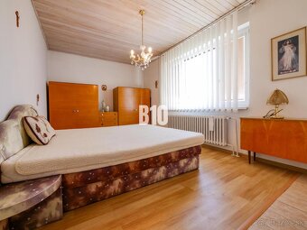 Rodinný dom s nádherným 8 árovým pozemkom na Kamennej ulici - 18