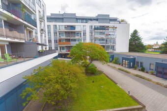 Na predaj luxusný 2-izbový byt s dvoma balkónmi, garážou a v - 18