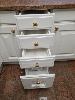 Moderná kuchynská linka so spotrebičmi - 18