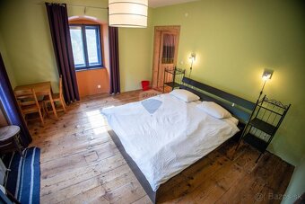 Krásne zrekonštruovaný historický dom v obci Vyhne - 18