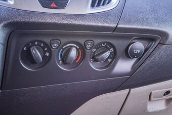 Ford Tourneo Custom 2.2 TDCi 125k Titanium L1H1 - 18