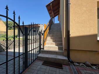 Veľký RD s bazénom v obci Petrova Ves - 2 samostatné bývania - 18