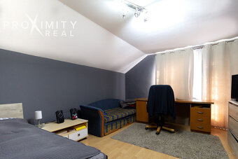 Priestranný rodinný dom s balkónmi a garážou v Barci - 18