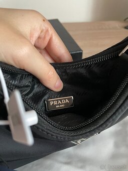 Prada Re-edition 2000 kabelka v darčekovom balení - 18