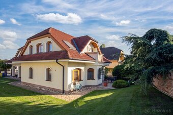 Predaj 2podlažný 6izb. rod.dom  s dvoj garážou    na Kozáck - 18
