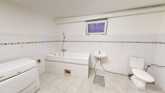 6 izbový rodinný dom s jedinečnou architektúrou,pozemok 1061 - 18