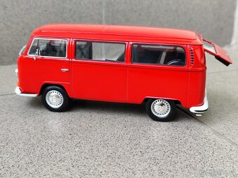 KOVOVÝ MODEL ( OTVÁRATEĽNÉ DVERE A KUFOR ) - VOLKSWAGEN BUS - 18