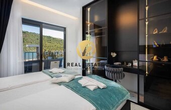 FOR SALE NA PREDAJ exkluzívna vila pri mori, priamo na plá - 18