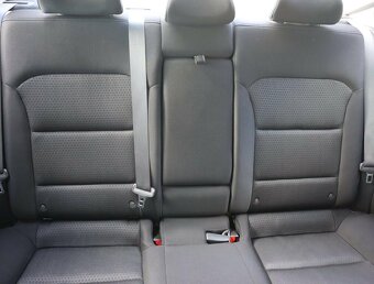 Hyundai Elantra 1.6 CRDi 2017, TOP stav, garážovaná - 18