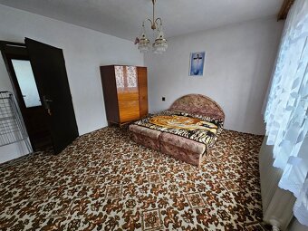PREDAJ: Priestranný 2-generačný rodinný dom s potenciálom a  - 18