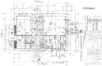 Priestranný rodinný dom s garážou na veľkom pozemku v obci V - 18