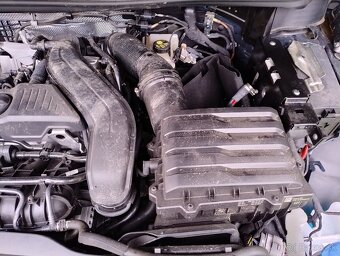 VW Touran 1.5 TSI havarovaný - 18
