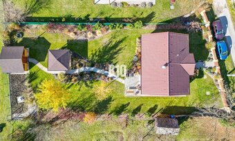 RODINNÝ DOM S ÚŽASNÝM SÚKROMÍM, VEĽKORYSÝM POZEMKOM A MODERN - 18