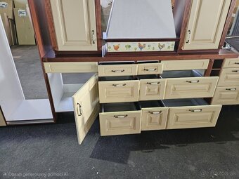 Moderná pekná kuchynská linka so spotrebičmi - 18