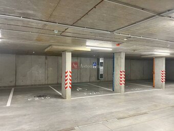 Obchodno-kancel. priestor / byt s predzáhradkou a VIP parkov - 18