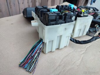 MAZDA Fusebox Poistková skrinka s káblovým zväzkom - 18