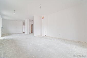 Rodinný dom v obci Kľačno s altánkom a terasou. - 18