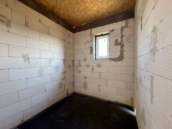 BENIAKOVCE - 4 IZBOVÝ PEKNÝ RD 107 M2 S TERASOU, HRUBÁ STAVB - 18