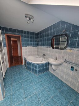 Ponúkame na predaj priestranný, viacgeneračný rodinný dom v - 18