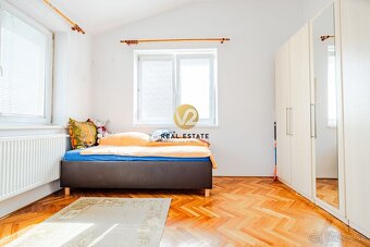 Na PREDAJ Dvojgeneračný RD Nitra - Hornozoborská na 909m2 po - 18