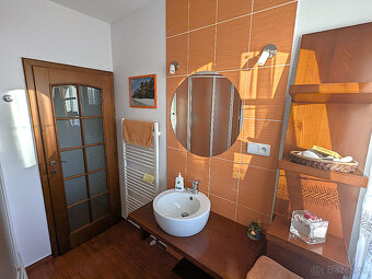 18 ročný VEĽMI PEKNÝ rodinný DOM s ROZPRÁVKOU Záhradou - Koš - 18