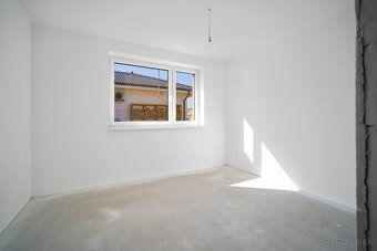 Novostavba- Bungalov s pekným výhľadom na Smolenický  zámok - 18