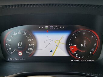 Volvo XC40 D4 Momentum AWD A/T za 23.900 € - 18