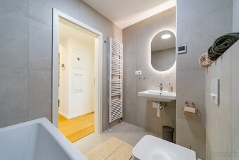EXKLUZÍVNE a LUXUSNE ZARIADENÝ, ÚPLNE NOVÝ 2izb. BYT s PARKO - 18